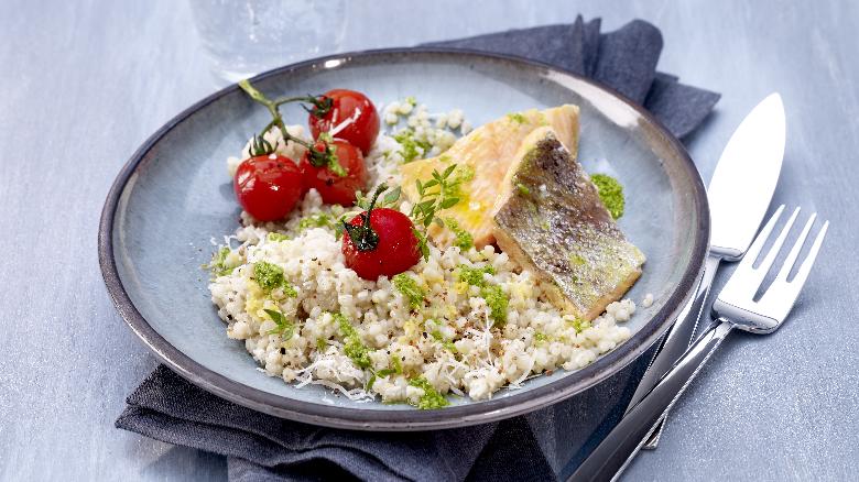 Tomaten-Erbsencremesuppe mit Kapernpesto